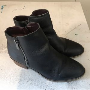 Like new girls/women’s black booties. Sz 7.5